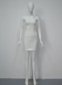 Gros plan d'une mini robe bandage blanche sans bretelles avec texture côtelée