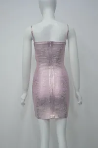 Vue arrière d'une robe bandage rose métallisée à fines bretelles sur un mannequin blanc