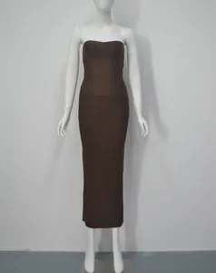 Vue détaillée d'une robe mi-longue bandage marron sans bretelles sur un mannequin