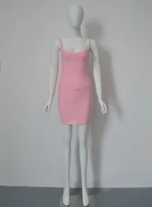 Détail de la vue de face d'une mini-robe bandage rose sans manches sur un mannequin blanc.