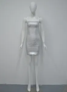 Vue détaillée d'une robe bandage moulante argentée métallique de fête sur mannequin