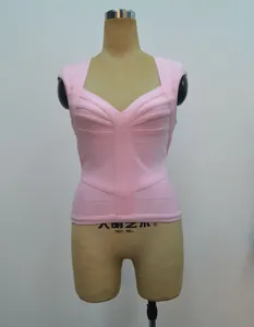 Vue détaillée d'un débardeur bandage rose sexy à col en V profond sans manches