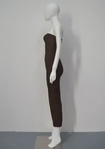Vue de côté d'une robe mi-longue bandage bustier marron moulante.