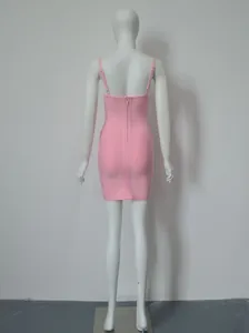 Vue détaillée du dos d'une robe de soirée moulante rose chic avec fermeture éclair.