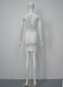 Vue arrière d'une mini robe bandage blanche bustier avec détail de fermeture éclair