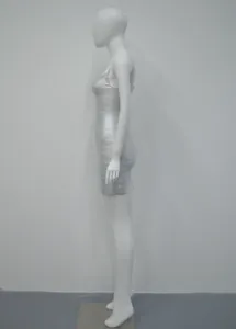 Détail de vue latérale d'une robe bandage moulante chic en métal argenté sur mannequin