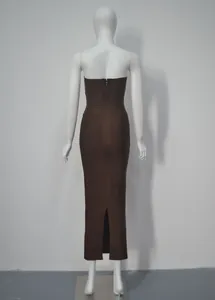 Vue arrière d'une robe midi bandage bustier marron élégante avec détail de fermeture