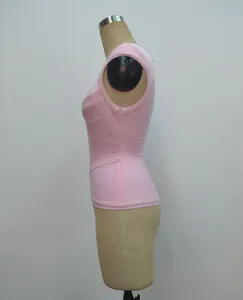 Détail de profil latéral d'un haut bandage rose sans manches avec coupe élastique