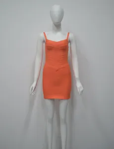 Robe mini moulante bandage orange élégante avec fines bretelles présentée sur un mannequin blanc.