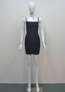 Vue de face d'une mini robe bandage noire moulante sans manches à bretelles