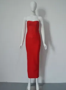 Élégante robe midi bandage rouge bustier moulante présentée sur un mannequin blanc épuré