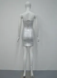 Vue arrière d'une mini-robe bandage moulante argentée avec de fines bretelles spaghetti