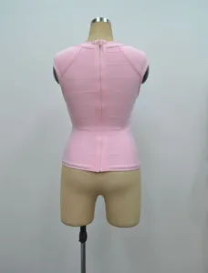 Vue arrière d'un haut bandage rose sans manches avec fermeture éclair centrale