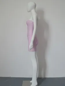 Vue de profil d'une robe bandage mini rose sans bretelles sur un mannequin blanc élégant