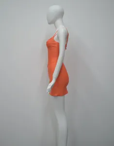 Vue latérale d'une robe mini bandage moulante sans manches orange vif sur un mannequin