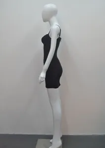 Vue détaillée de profil d'une mini-robe bandage moulante noire sur mannequin