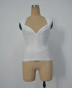 Gros plan du haut bandage blanc à col en V profond avec une texture côtelée et ajustée