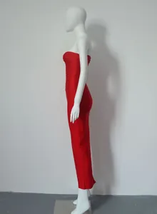 Vue latérale d'une élégante robe midi bandage rouge sans bretelles sur un mannequin
