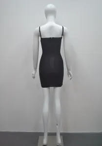 Vue arrière d'une robe mini moulante noire à bandages avec de fines bretelles