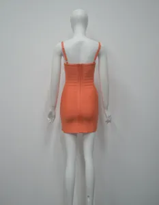 Vue arrière d'une mini-robe bandage orange moulante avec une fermeture éclair au dos.