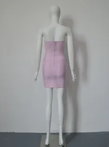 Détail arrière d'une mini robe bandage bustier lilas avec fermeture éclair centrale.