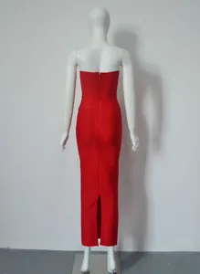 Vue arrière détaillée d'une robe longue bandage rouge sans bretelles avec zip et fente
