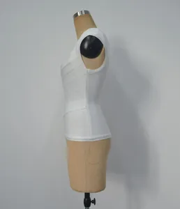 Vue latérale détaillée du haut blanc sans manches en bandage sur un mannequin