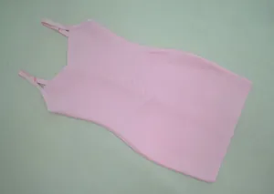 Vue détaillée d'une robe bandage rose moulante avec col en V et fines bretelles.