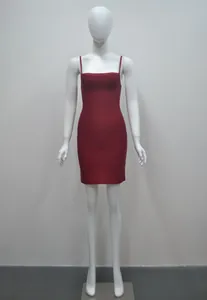 Vue détaillée d'une mini-robe moulante bandage rouge vin sur un mannequin de vitrine.