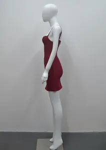 Vue de profil détaillée d'une mini-robe bandage moulante rouge vin chic sur mannequin
