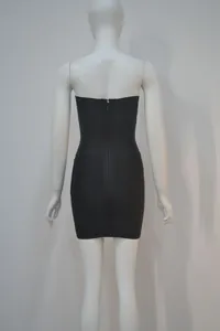 Vue arrière d'une mini-robe bandage moulante noire sans bretelles avec fermeture éclair