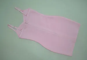 Vue détaillée d'une robe bandage rose avec bretelles réglables et fermeture éclair.