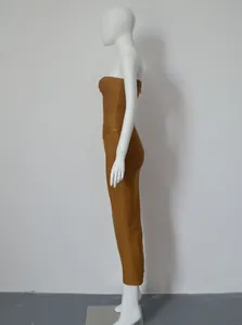 Vue latérale détaillée d'une robe mi-longue bustier bandage marron sur un mannequin blanc