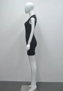 Πλαϊνή λεπτομέρεια μαύρου μίνι φορέματος bandage χωρίς μανίκια με V λαιμόκοψη σε μανεκέν