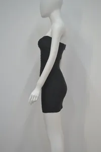 Vue de profil d'une mini-robe bandage bustier noire classique sur un mannequin blanc