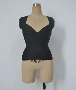 Vue détaillée d'un haut bandage noir sexy sans manches avec col en V sur un mannequin de couture