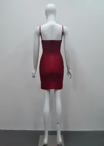 Vue arrière d'une mini-robe bandage rouge moulante sur un mannequin d'affichage blanc
