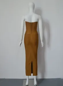 Vue arrière d'une robe longue bandage marron sans bretelles avec fermeture et fente.