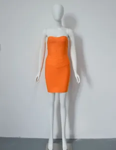 Vue détaillée de face d'une mini-robe bandage orange sans bretelles sur un mannequin