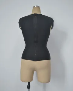 Vue arrière d'un haut bandage noir sans manches avec détail de fermeture éclair