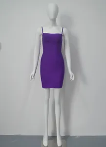 Mini-robe bandage violette moulante sans manches avec fines bretelles pour les fêtes.