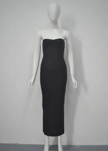 Élégante robe midi bandage moulante noire sans bretelles vue de face sur un mannequin