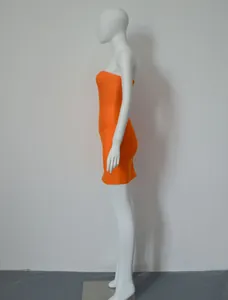 Vue latérale d'une mini-robe bandage orange vif sans bretelles sur un mannequin de couture