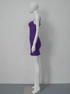 Vue latérale d'une mini-robe bandage violette moulante sur un mannequin de fête