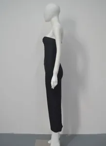 Vue de profil détaillée d'une robe midi bandage noire sans bretelles et sexy pour femmes