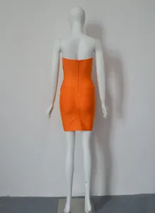Vue arrière d'une mini-robe bandage moulante orange vif sans bretelles sur mannequin.