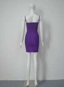 Vue arrière d'une mini-robe bandage violette moulante pour fête