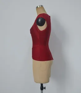 Détail de profil d'un débardeur bandage rouge sans manches pour femme
