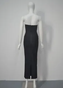 Vue arrière d'une robe bandage noire sans bretelles avec fente sur un mannequin
