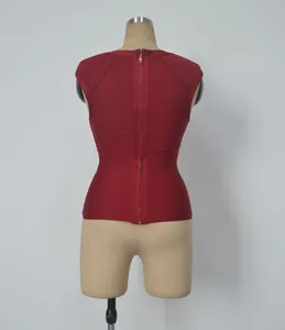 Vue arrière d'un haut bandage rouge sans manches avec fermeture éclair dorée complète.